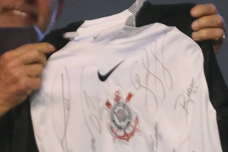 Lula faz Pix de R$1.013 para torcida do Corinthians e reacende debate sobre clubismo nas urnas