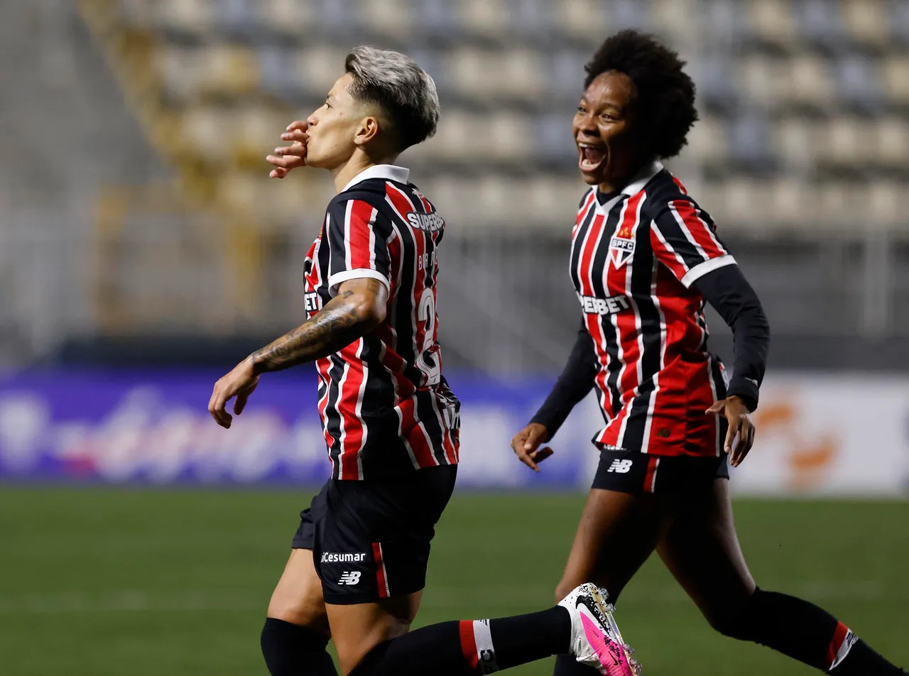 Vitória enfrenta São Paulo