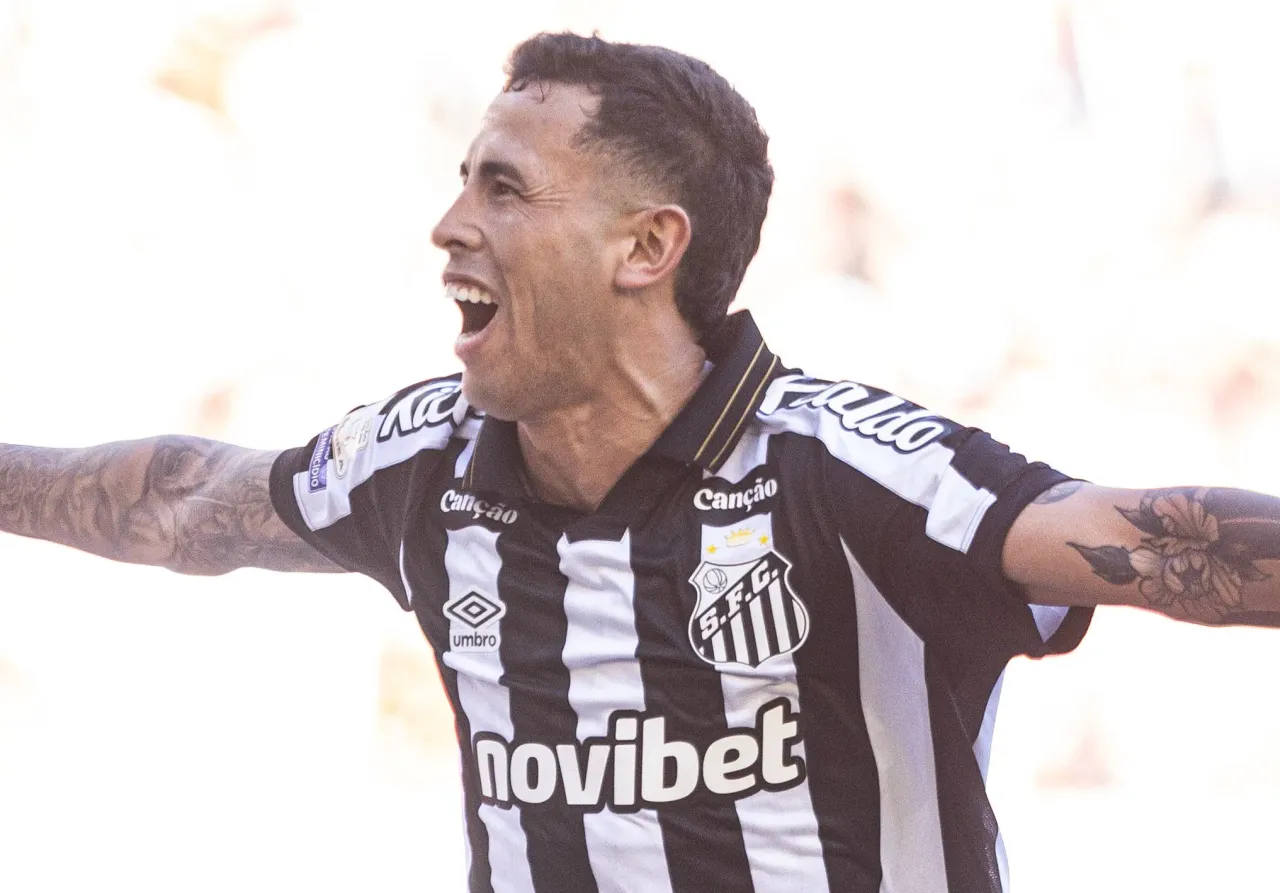 Christian Oliva brilha e garante espaço no Santos sob comando de Cuca