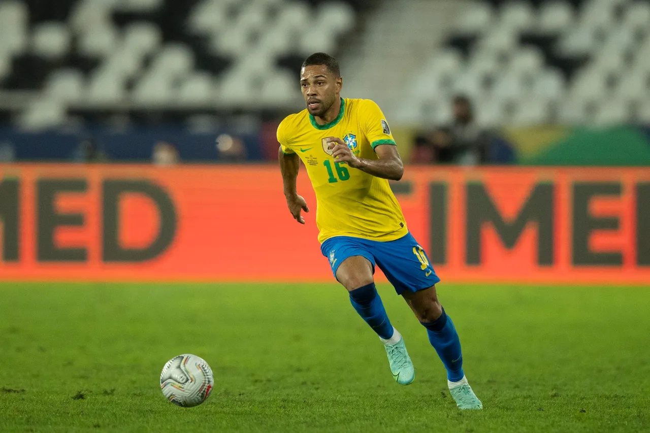 Renan Lodi esclarece vacina, rebate Tite e mira volta à Seleção