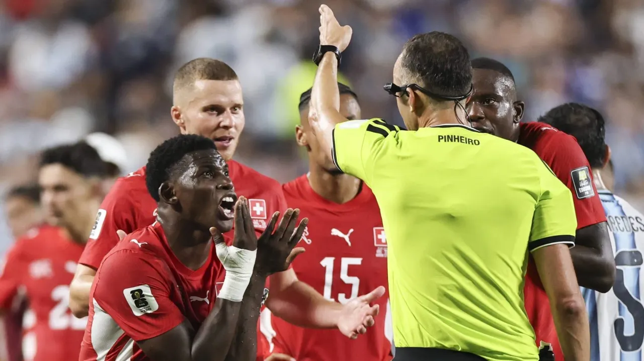 Técnico defende Embolo