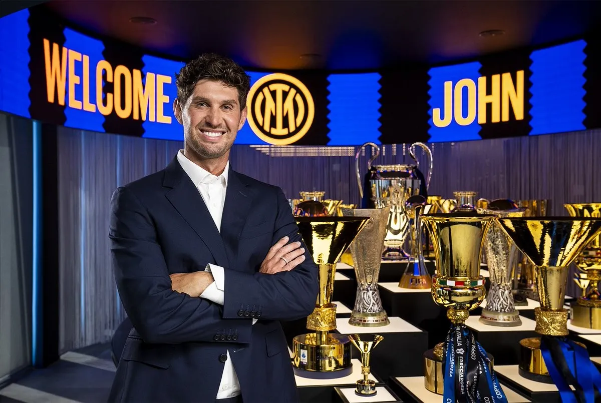 Inter de Milão contrata zagueiro Stones