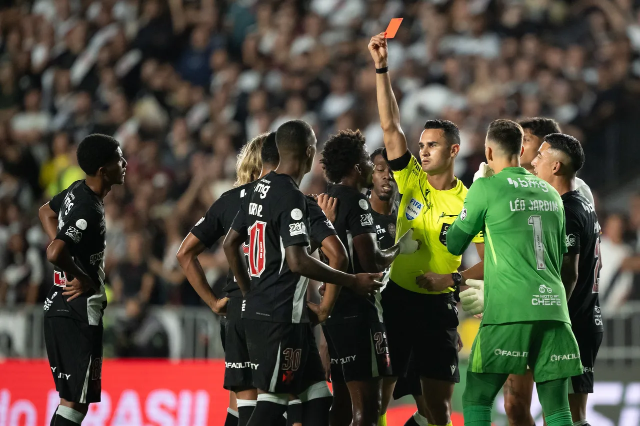 Barros perde titularidade e enfrenta críticas antes do duelo com Cruzeiro