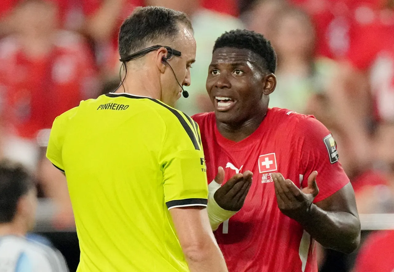 Embolo expulso em Suíça x Argentina