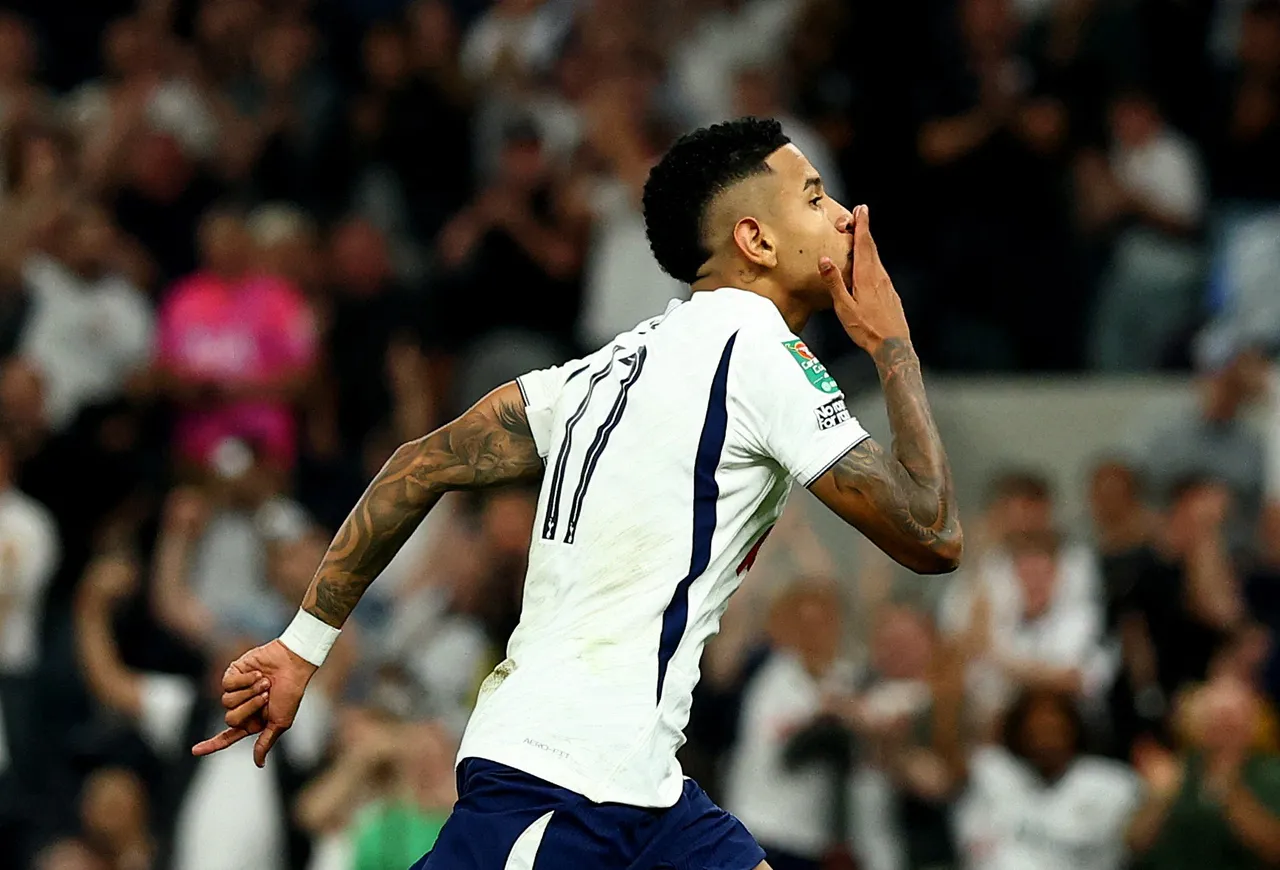 Savinho estreia e garante vitória do Tottenham na Copa da Liga