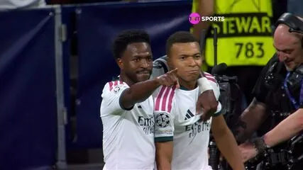 Mourinho perde a paciência com auxiliar antes de substituição decisiva