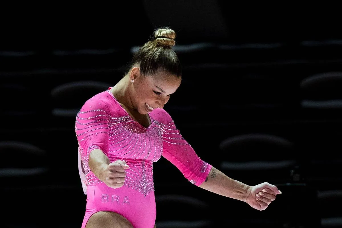 Flávia Saraiva conquista ouro nas barras e mira trave no Mundial