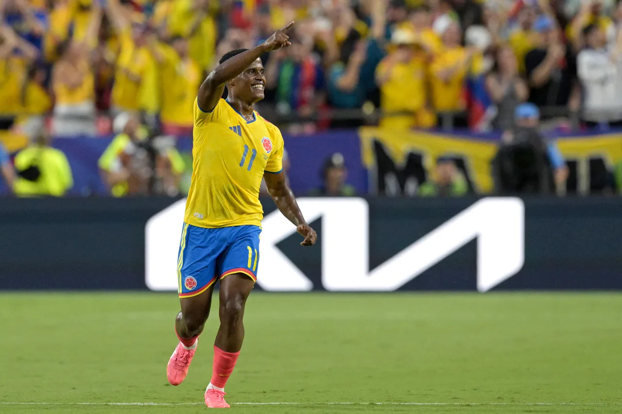 Arias marca e Palmeiras atinge