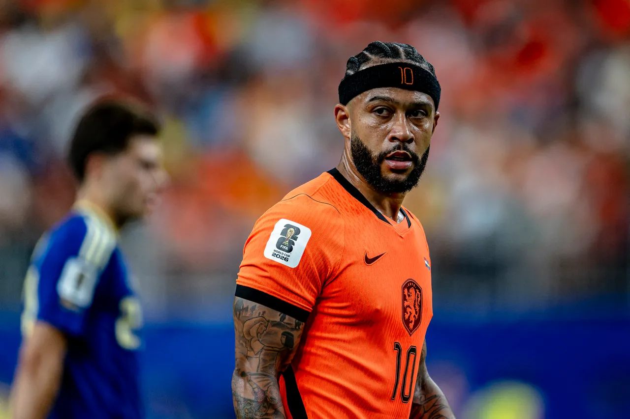 Memphis Depay sem contrato