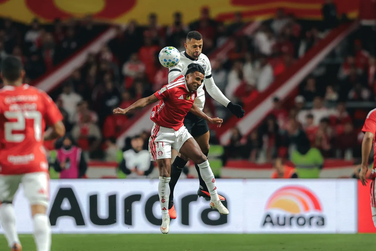 Regra de substituição atrasa troca e deixa Atlético-MG com 10 jogadores