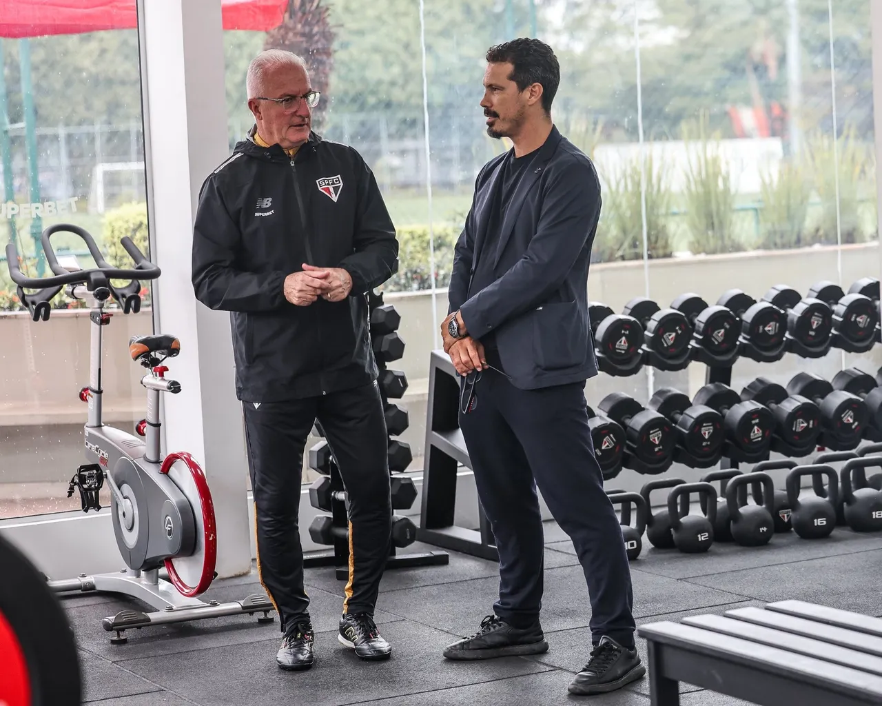 Hernanes visita CT da Barra Funda e acompanha treinos de Dorival Júnior