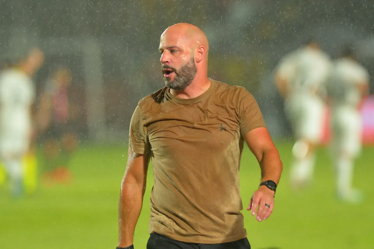 Franclim critica arbitragem após derrota