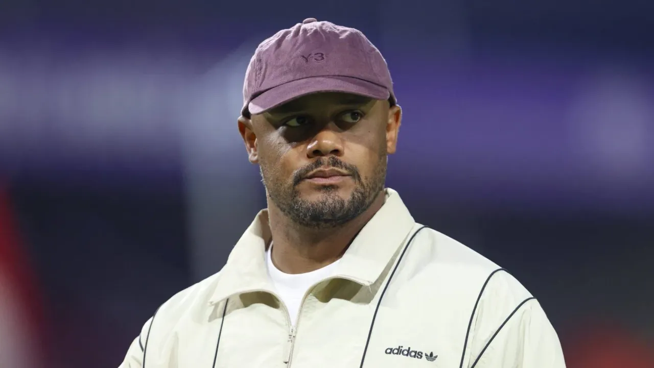 Kompany desmente terceira contratação e reafirma plano de continuidade no Bayern