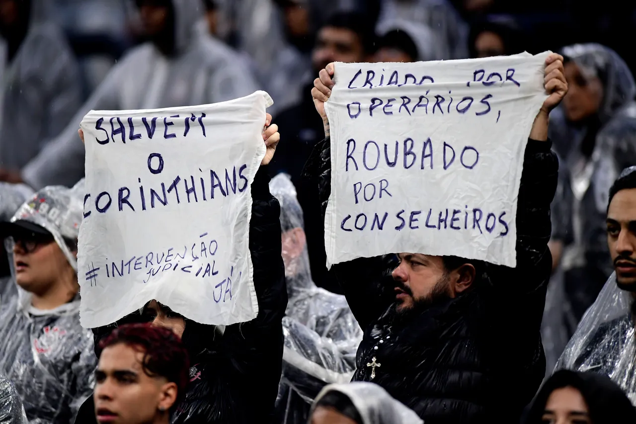Corinthians sofre nova derrota e torcida protesta dentro da Neo Química