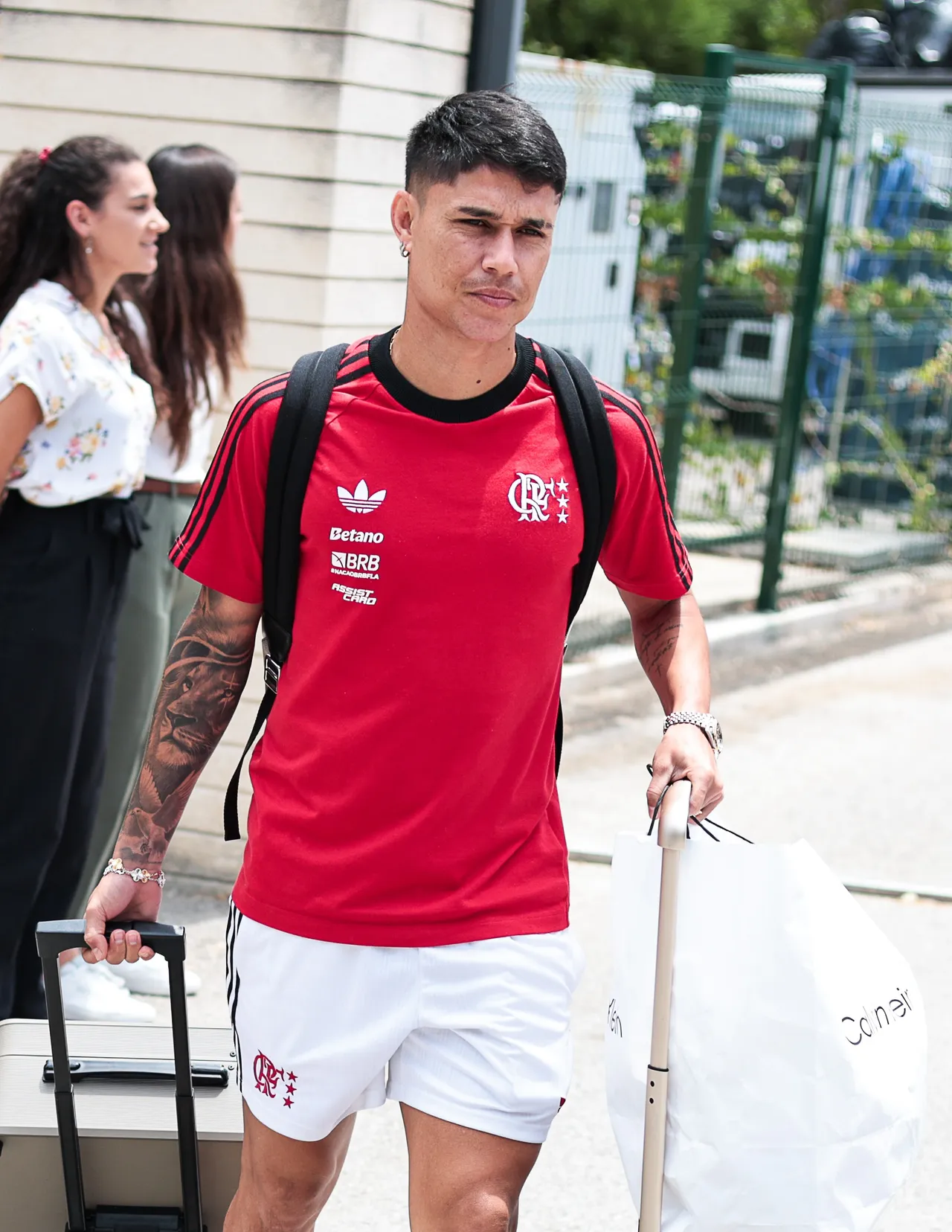 Luiz Araújo confirma desejo de permanecer no Flamengo