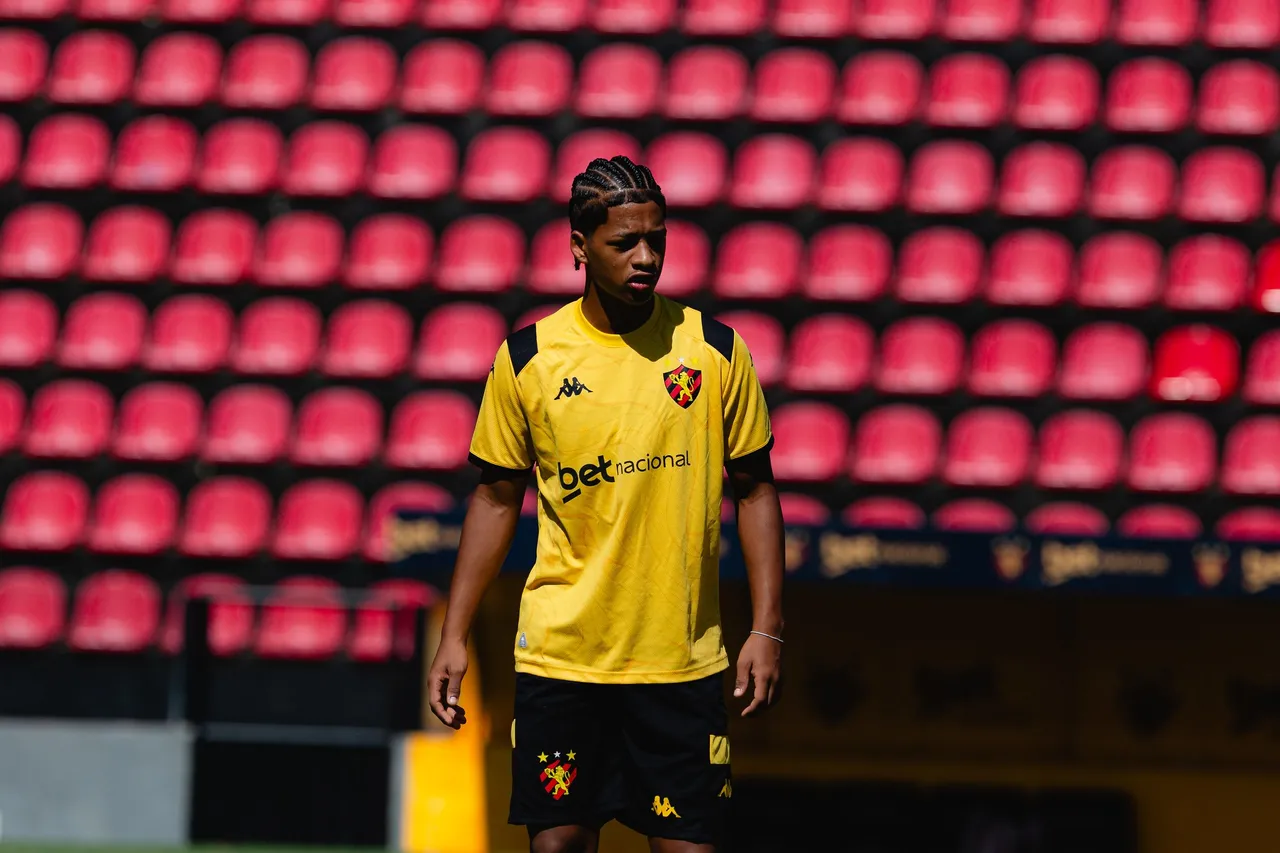 Flamengo e Cruzeiro disputam Zé Lucas