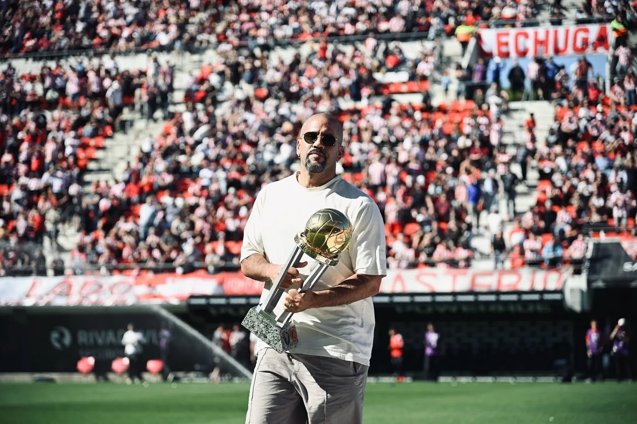 Verón pressiona modelo privado no Estudiantes antes da Libertadores