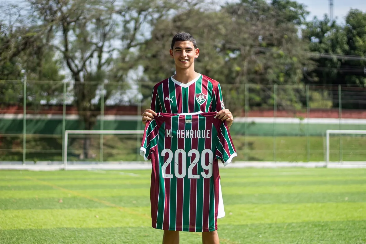 Fluminense contrata jovem