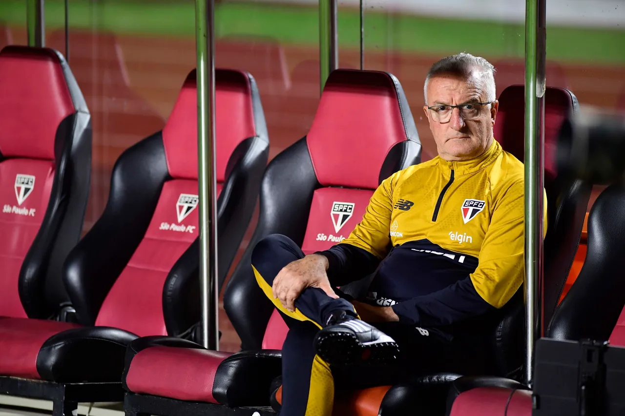 Dorival celebra jogo exemplar e destaca força da torcida do São Paulo