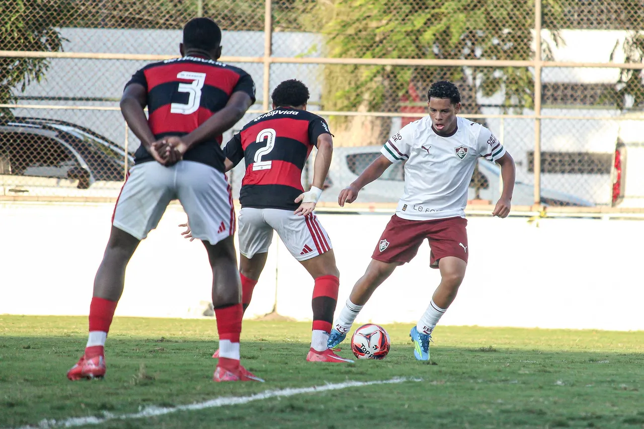 Fluminense renova com Marcos Paulo