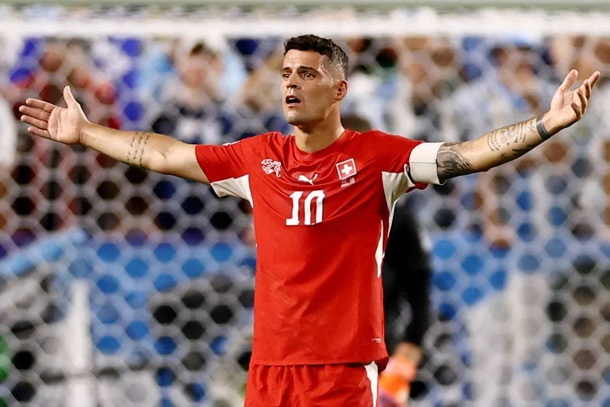 Xhaka perde convocação da Suíça após certificado de vacina falsificado