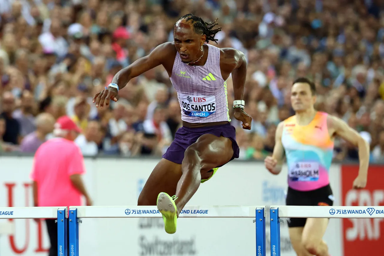 Alison dos Santos quebra recorde mundial nos 400m com barreiras