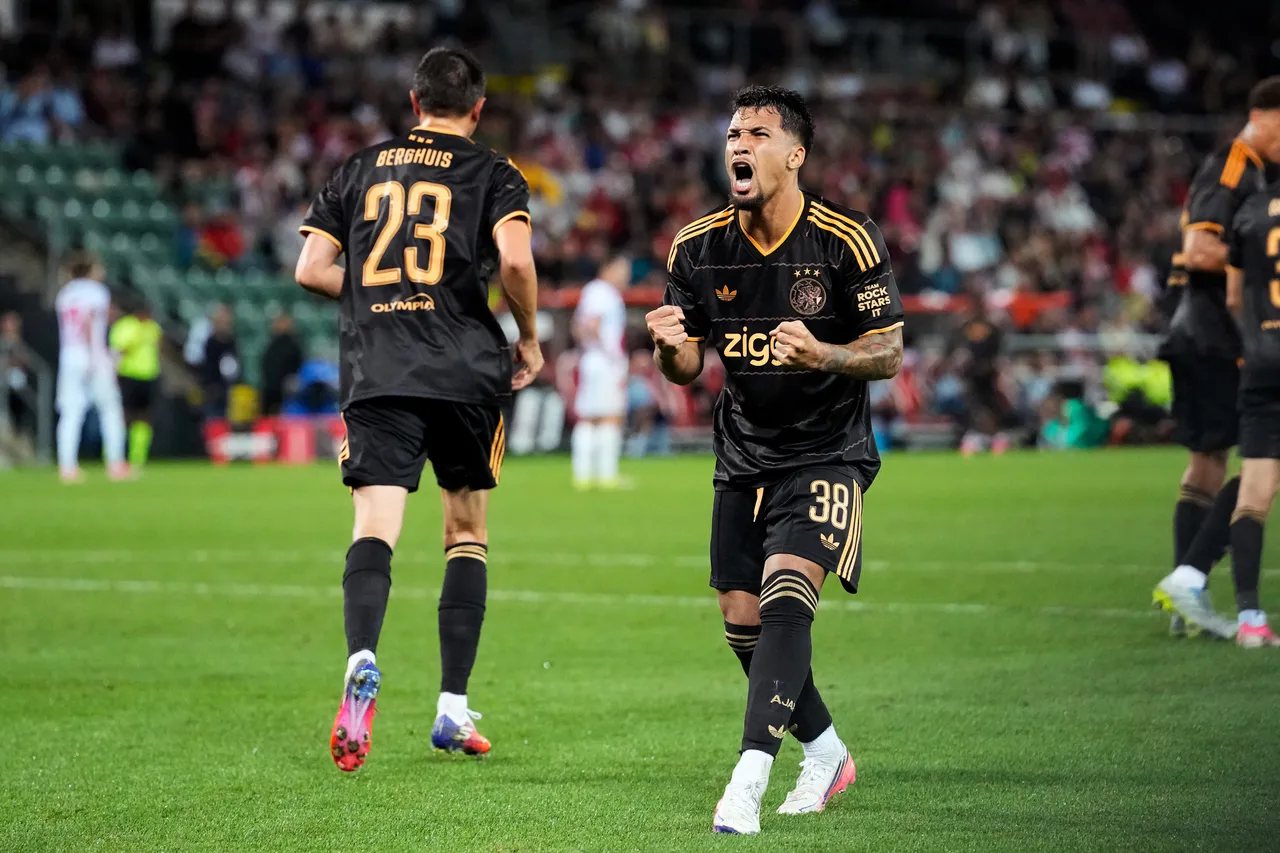 Marcos Leonardo abre o placar e dá novo fôlego ao Ajax