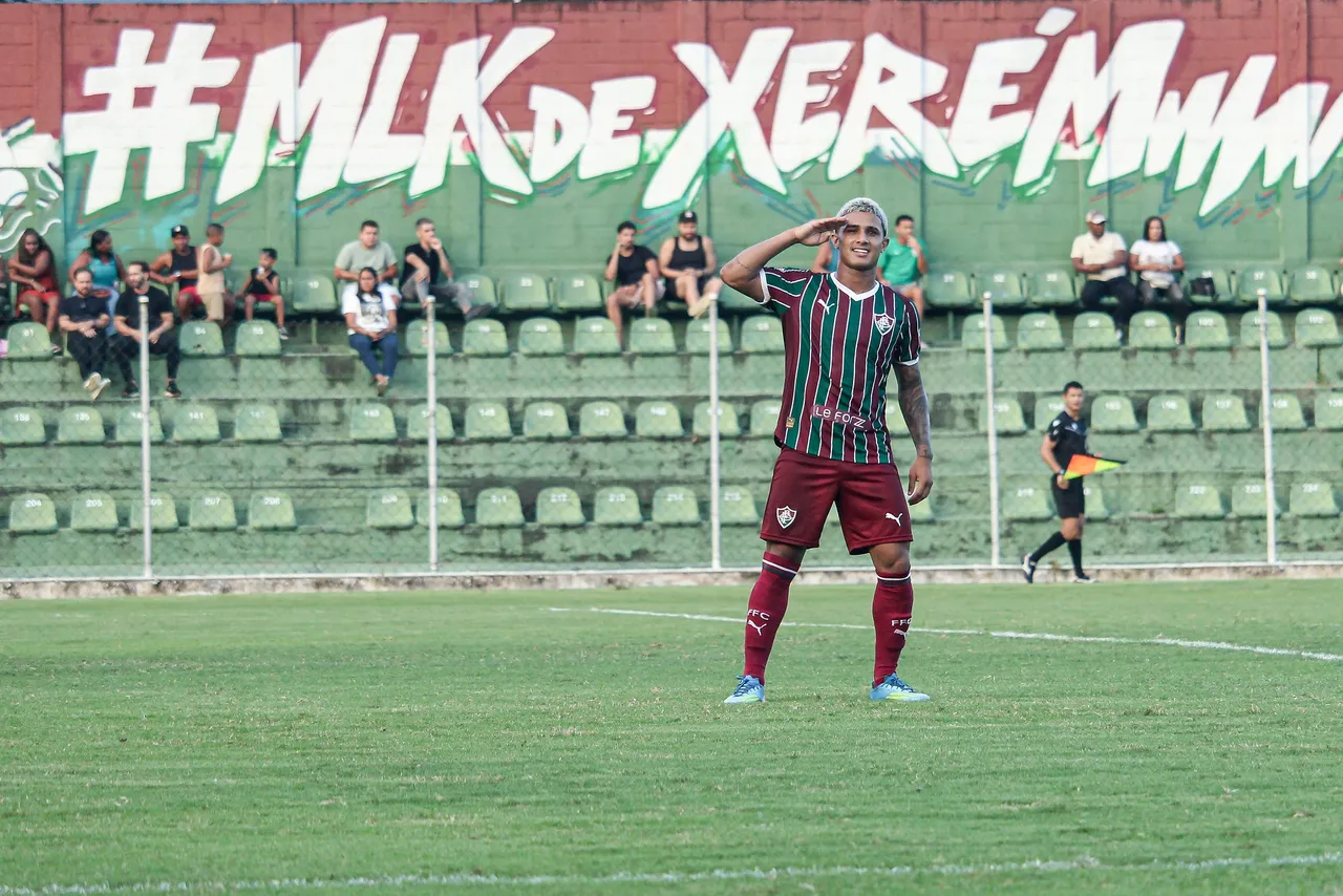 Fluminense renova Keven