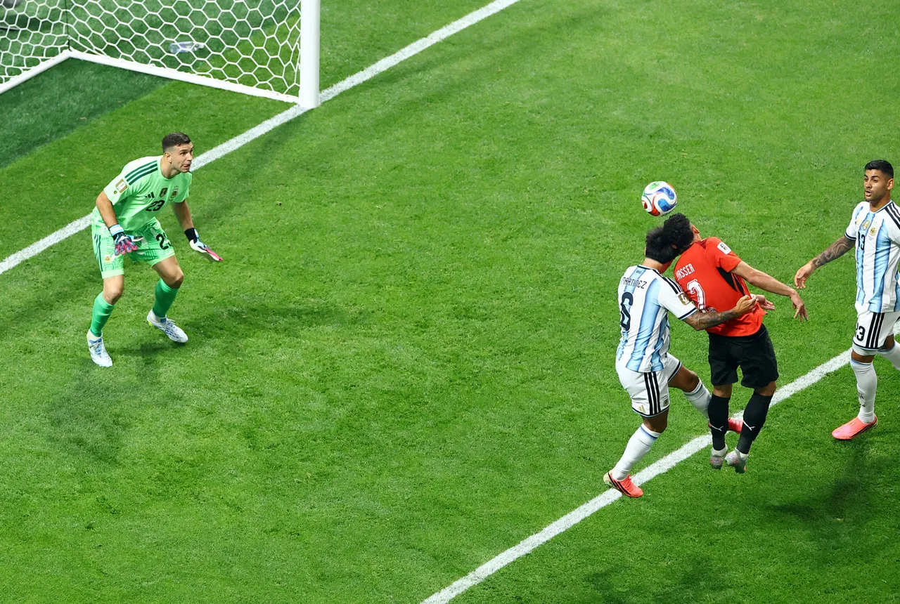 Brasileiros comemoram gol do Egito