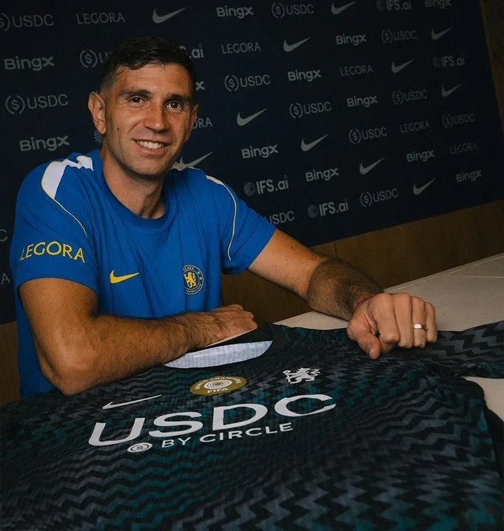 Chelsea fecha com Dibu Martínez e tenta resolver crise no gol