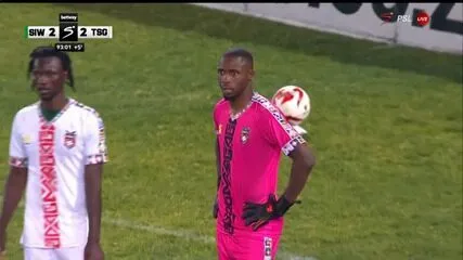 Goleiro se confunde com linhas do campo
