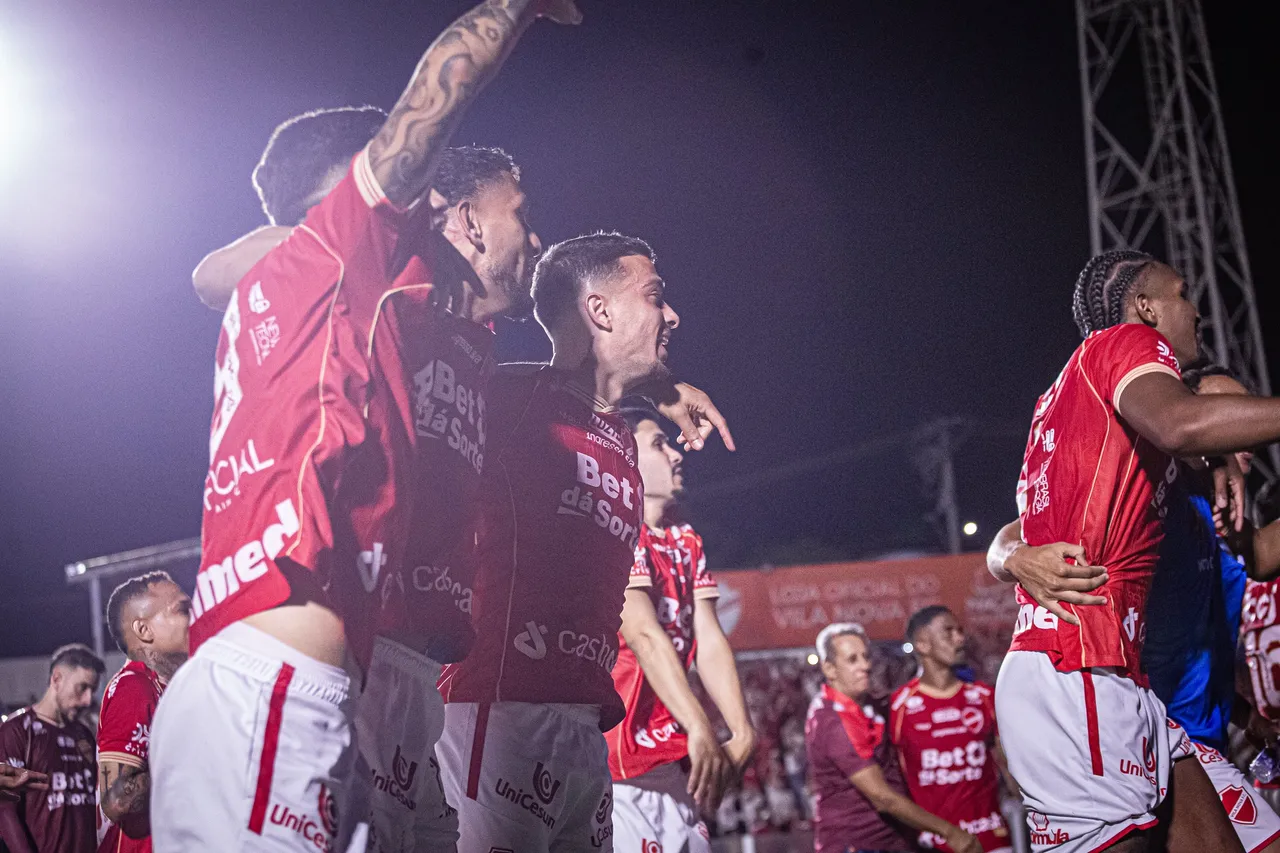 Vila Nova assume liderança da Série B e mira promoção histórica