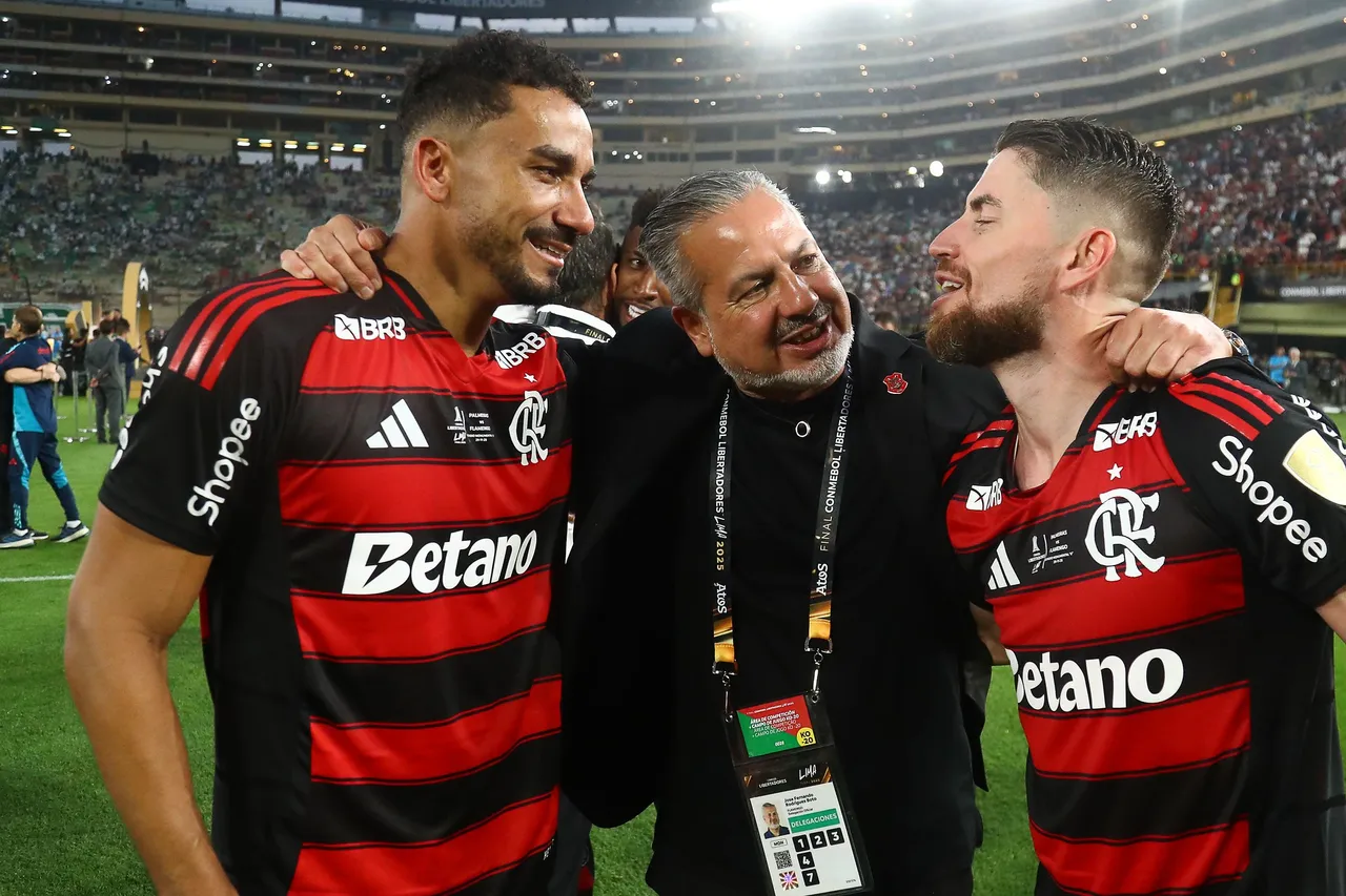 Jorginho e Danilo ajudam jovens no Flamengo