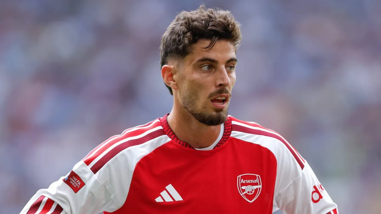 Gary Neville descarta comparação entre Havertz e Firmino e alerta Arsenal