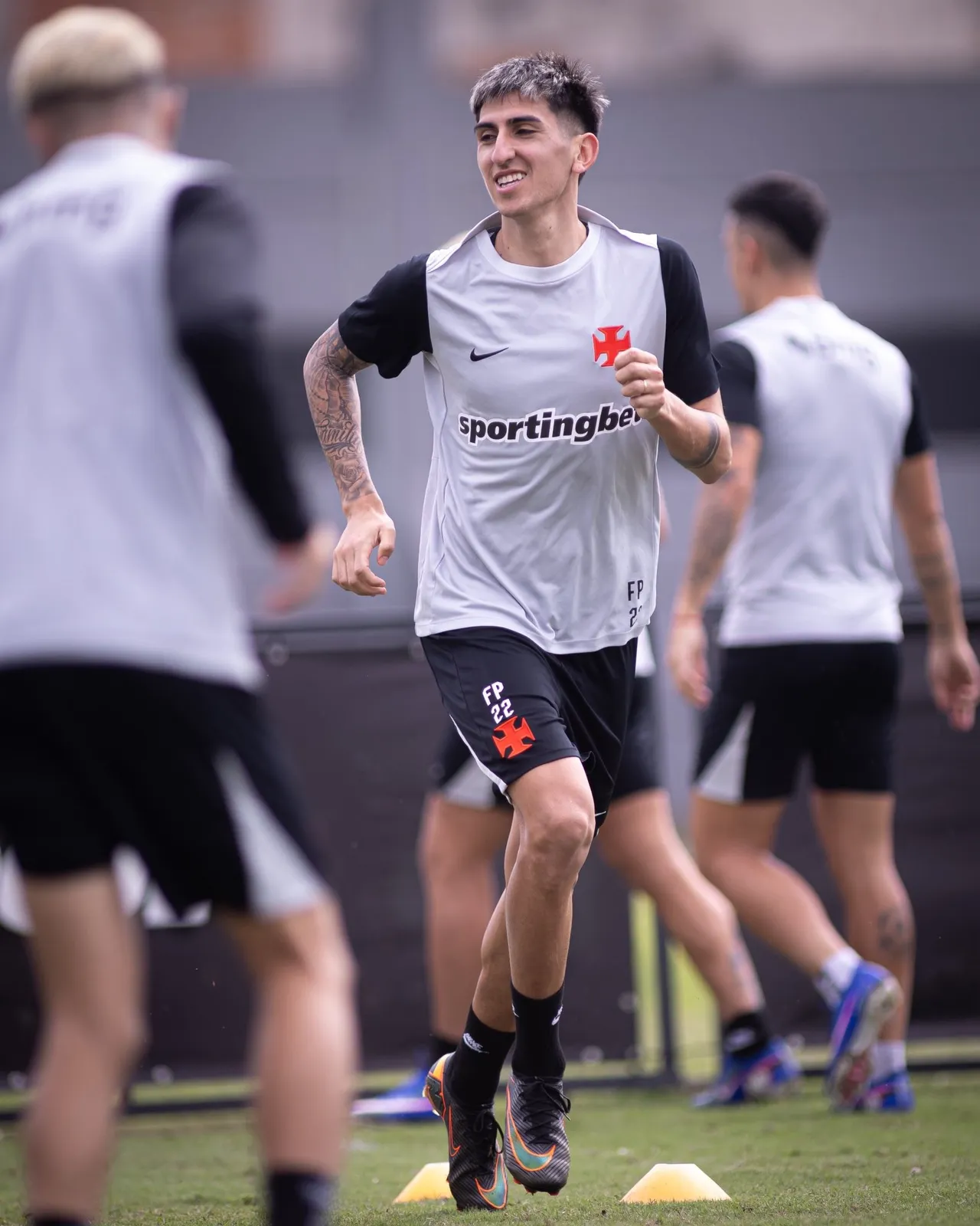 Vasco testa Lescano e reforços para fugir do Z-4 contra o Coritiba