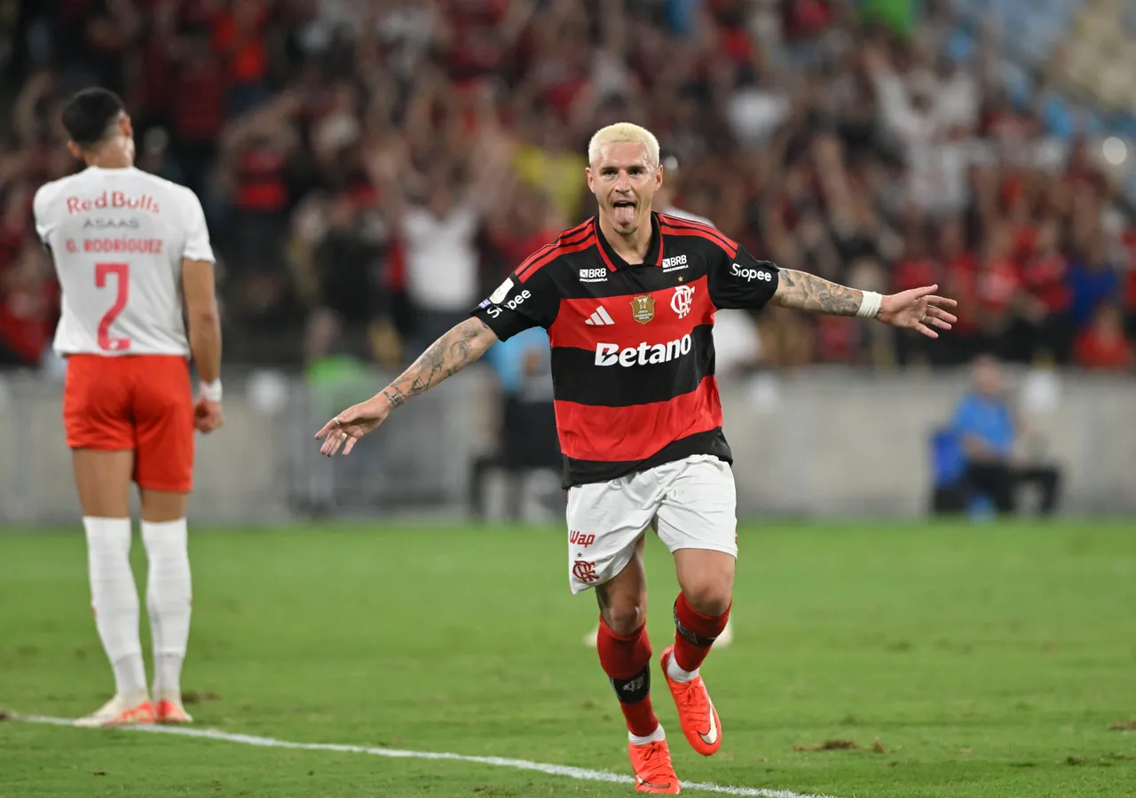 Flamengo supera Bragantino com domínio tático e abre vantagem de 3 pontos