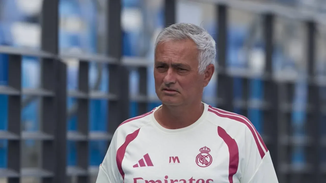 Mourinho justifica Konaté e Dumfries como solução silenciosa ao caos defensivo