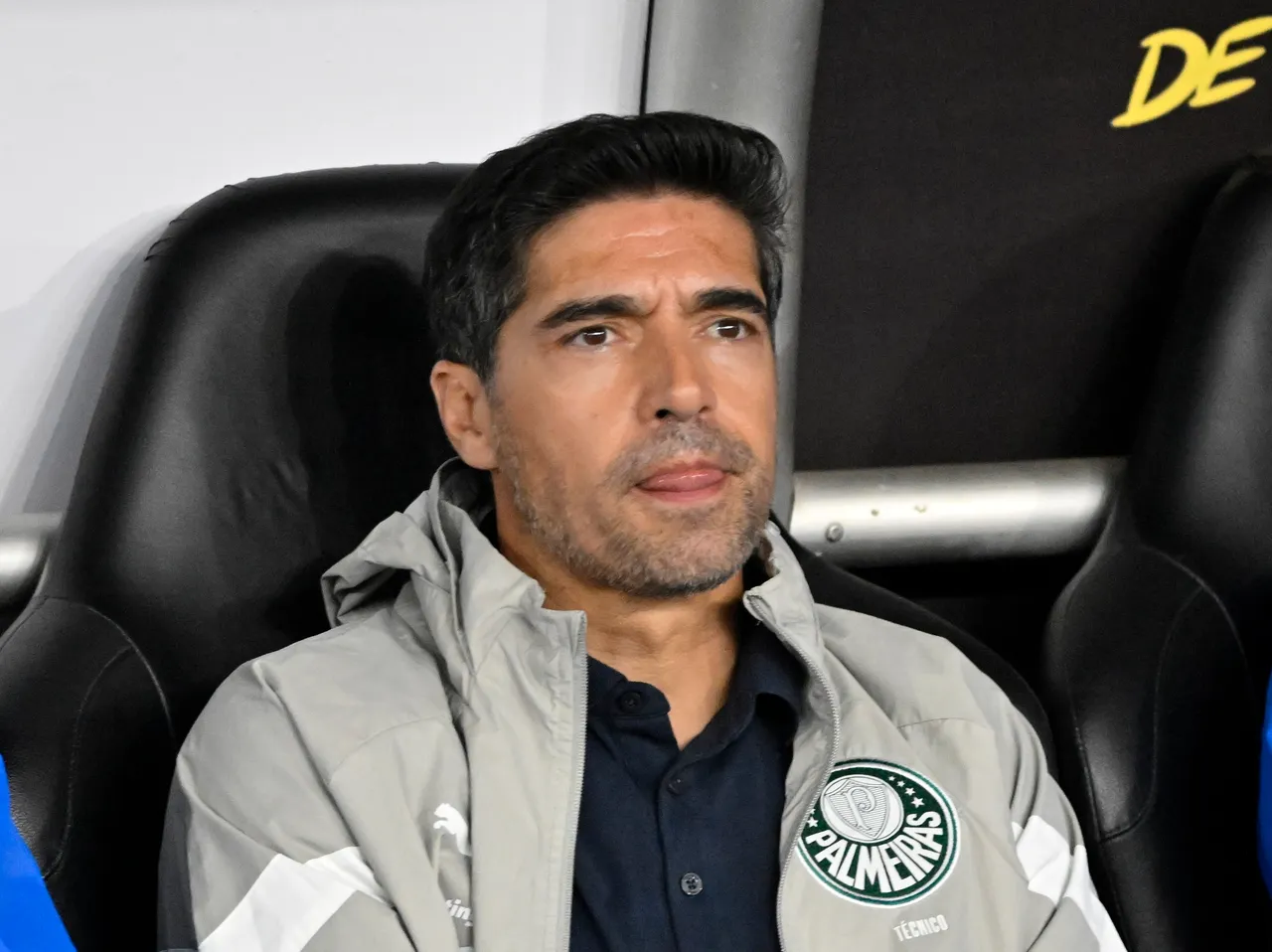 Abel Ferreira estoura microfone e gera crise na imprensa do Palmeiras