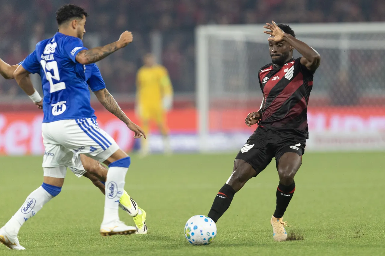 Cruzeiro busca vaga na Libertadores ao enfrentar Athletico-PR