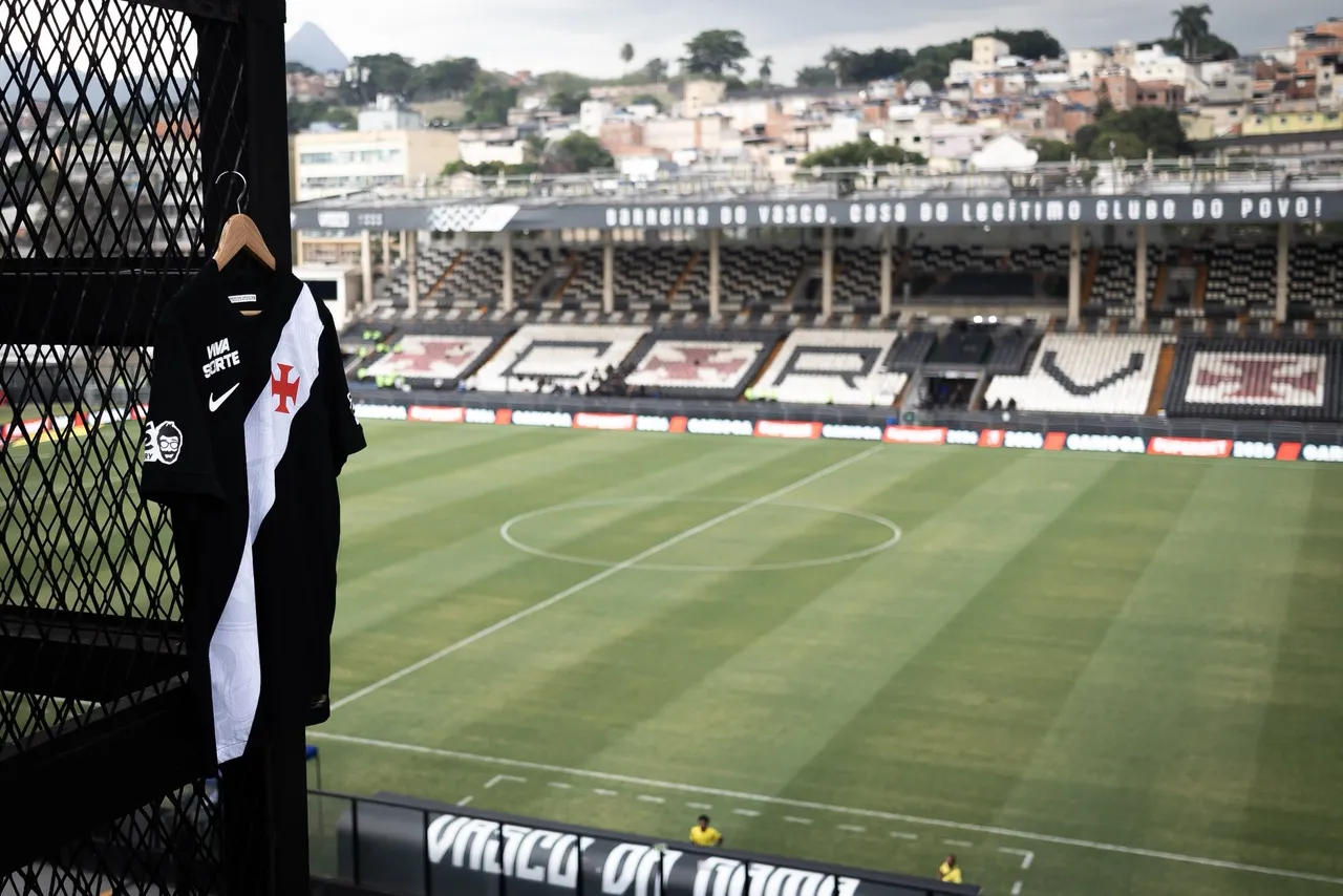 Vasco recebe uniformes com novo patrocínio