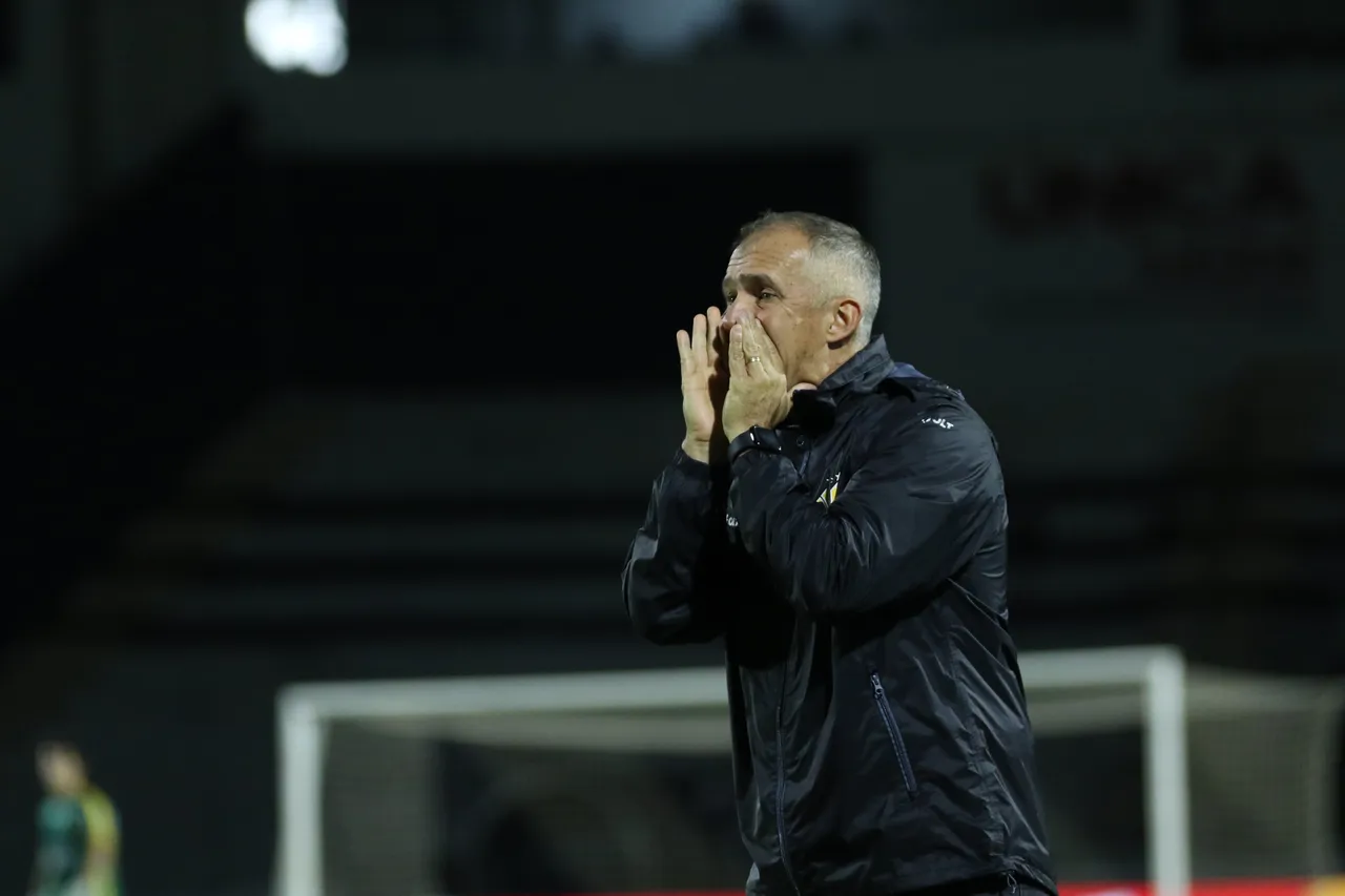 Criciúma assume liderança