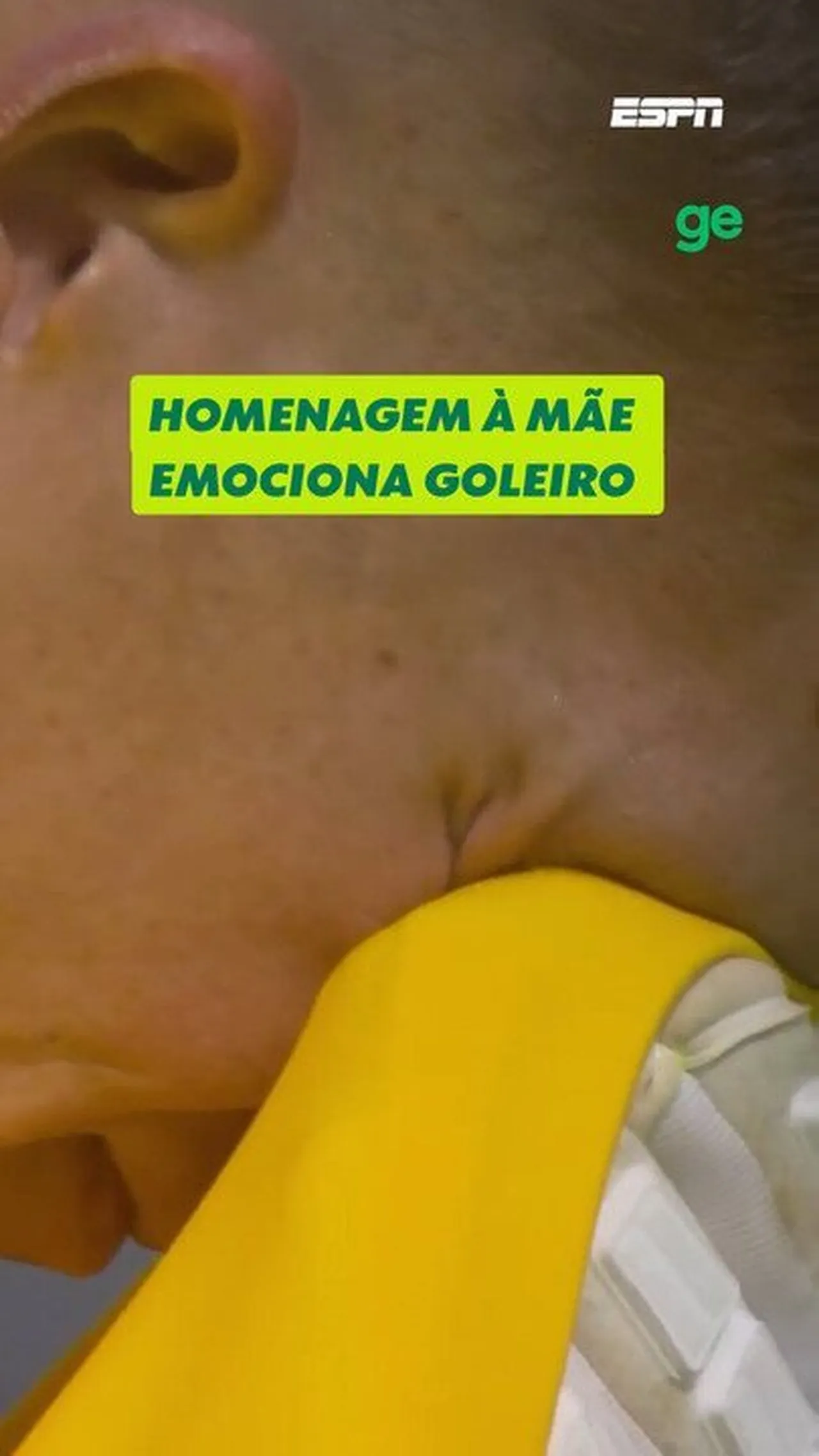 Ronald Koeman Jr. chora em campo após homenagem à mãe em partida contra o AZ Alkmaar