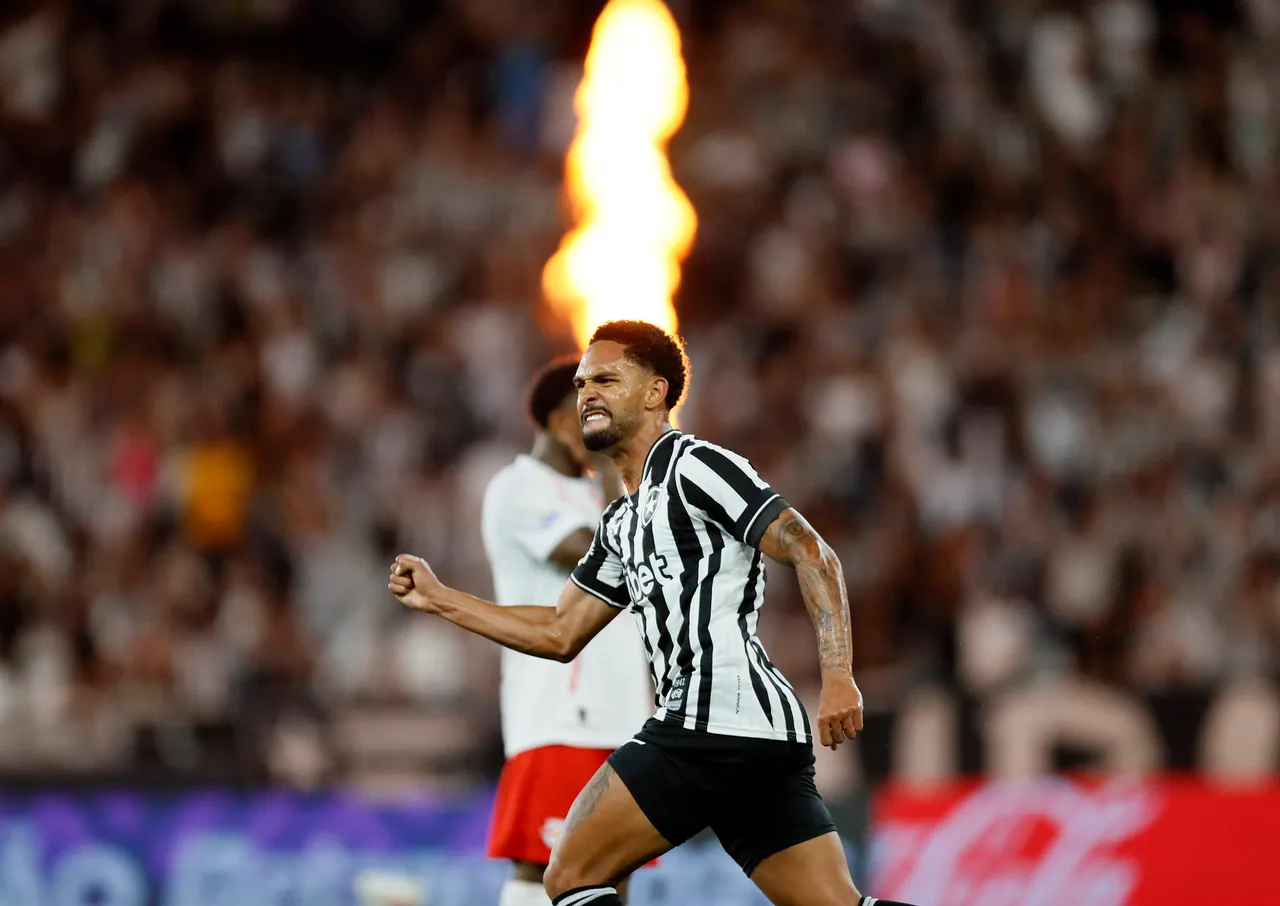 Vitinho salva Botafogo com cabeça e destaca poder ofensivo