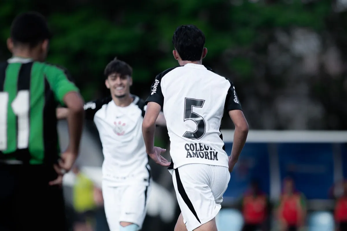 Corinthians avança ao terceiro lugar com vitória fora de casa