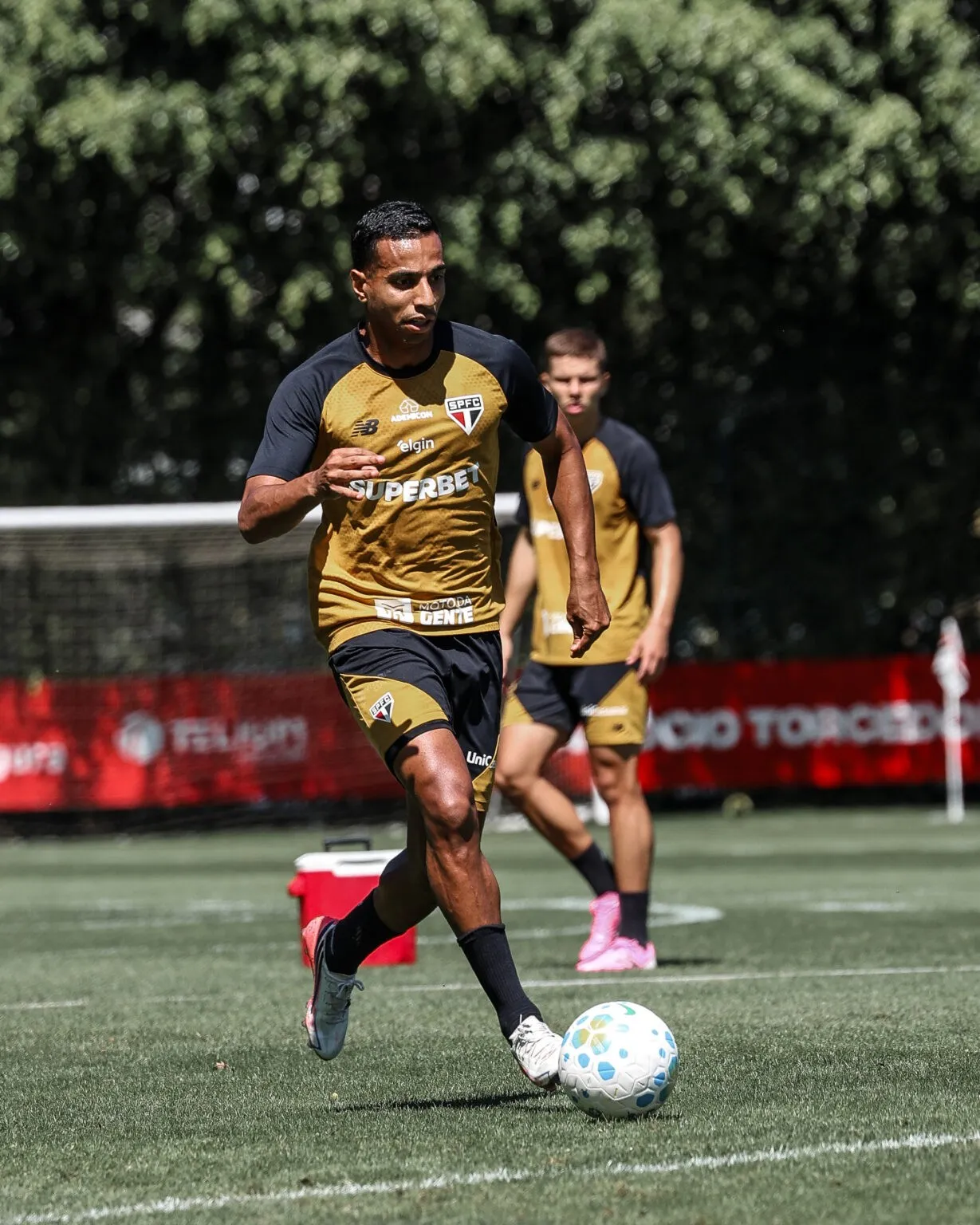 Victor Sá volta ao treino e reforça São Paulo contra Atlético-MG