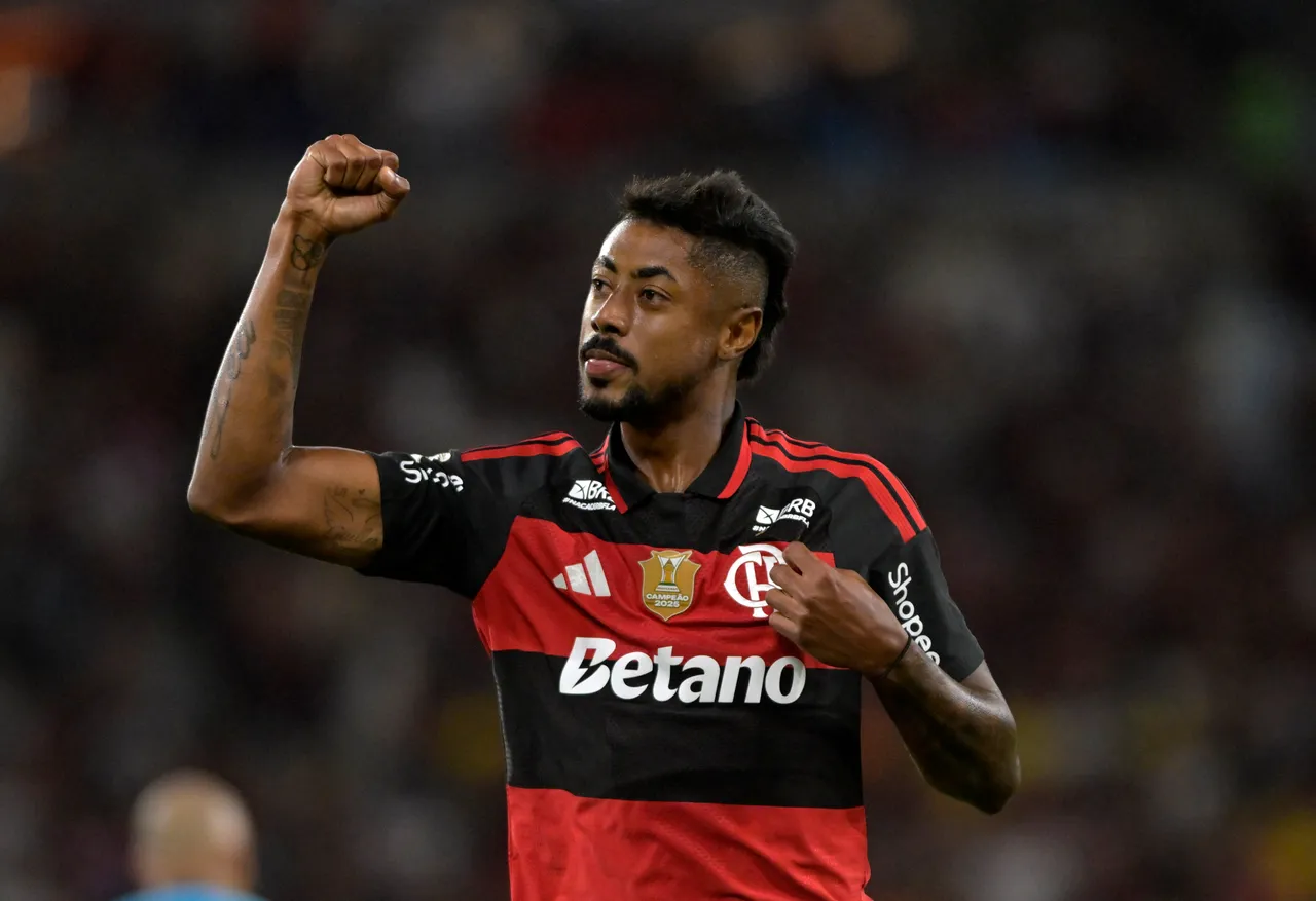 Flamengo derrota Vitória e reduz distância para Palmeiras