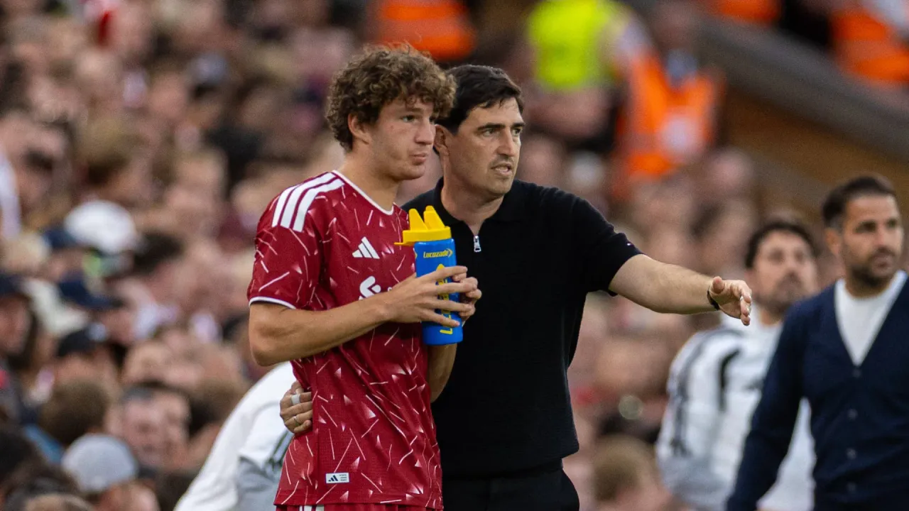 Iraola garante lugar de Koumas no Liverpool para 2024/25