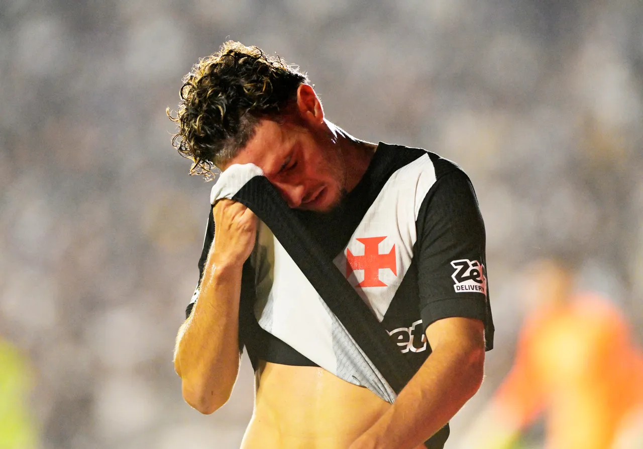 Nuno Moreira luta por volta ao time titular no Vasco em crise