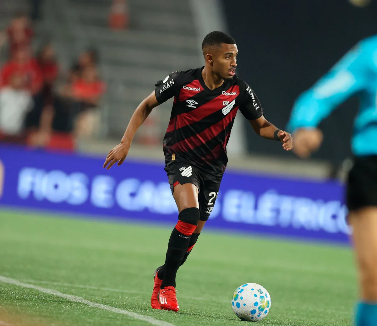 Athletico-PR vence Vitória