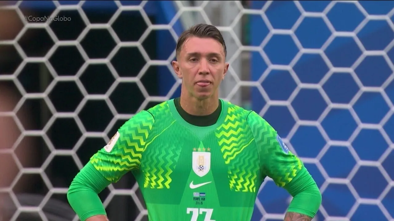 Muslera sofre gol bizarro